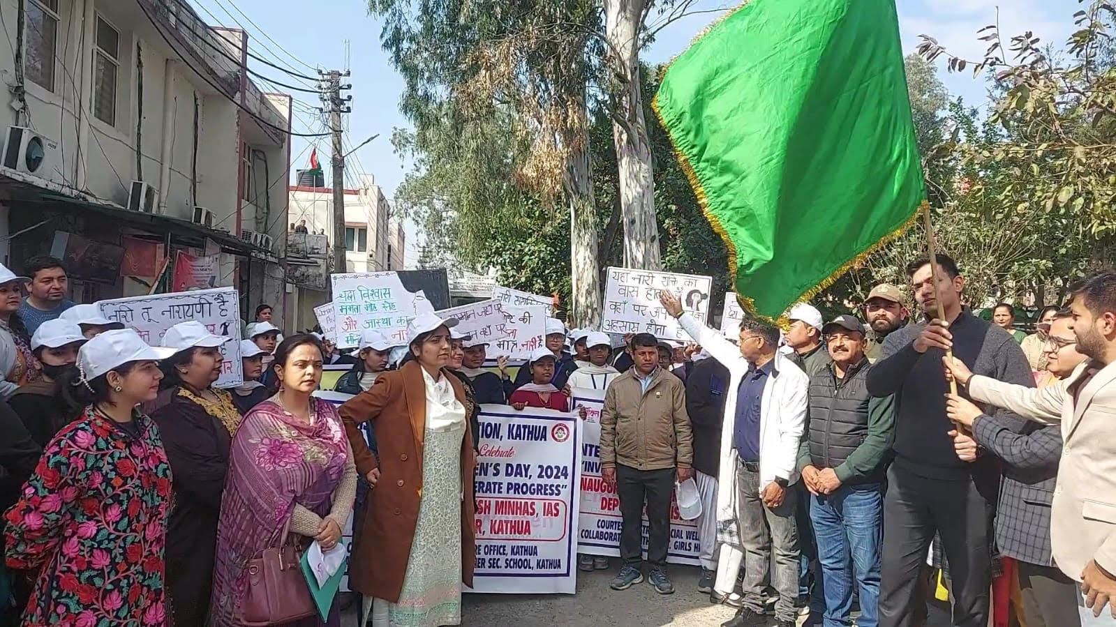 डीसी कठुआ ने अंतर्राष्ट्रीय महिला दिवस पर छात्र रैली को हरी झंडी दिखाई