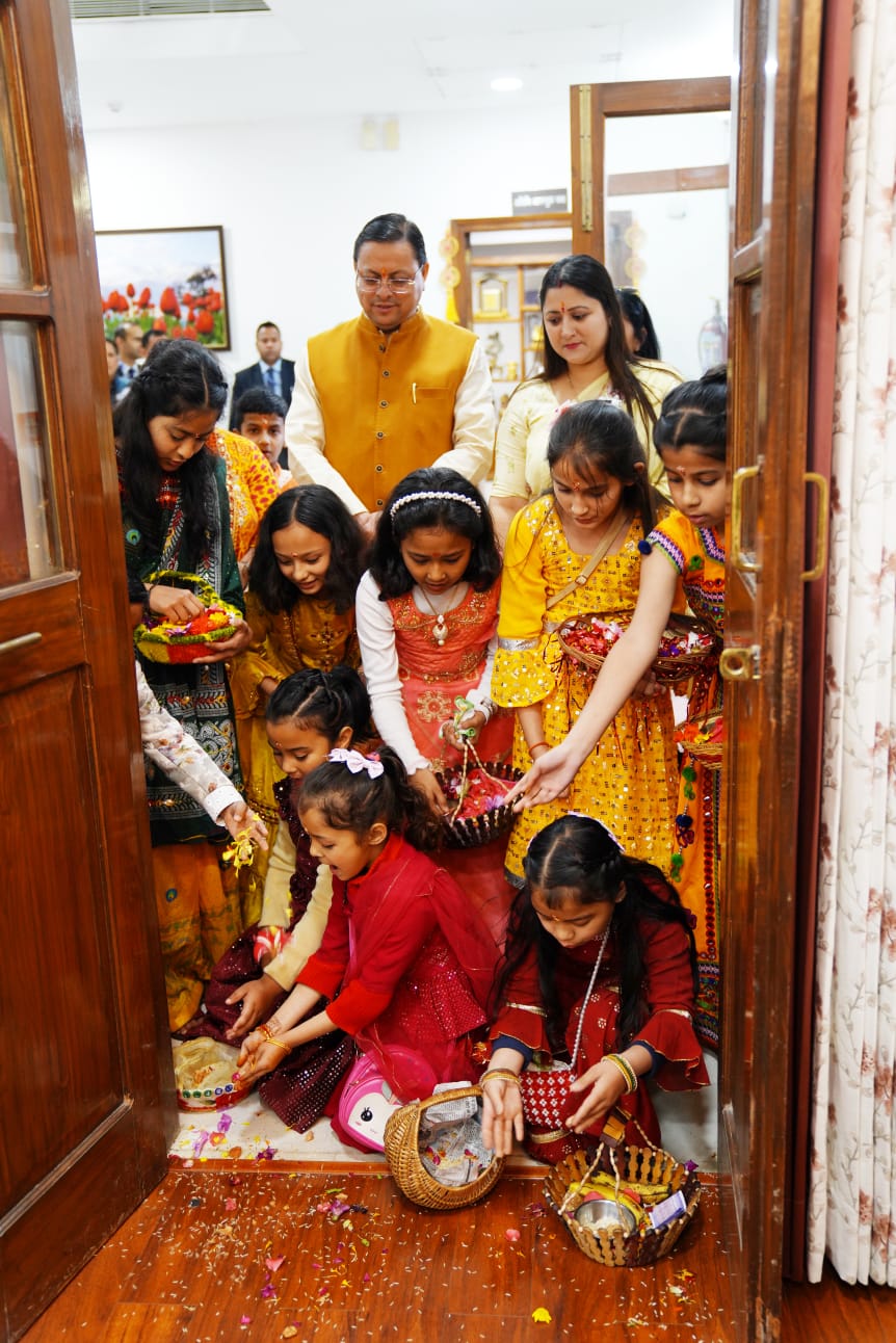 मुख्यमंत्री पुष्कर सिंह धामी मुख्यमंत्री आवास में बच्चों संग फूलदेई पर्व मनाते।