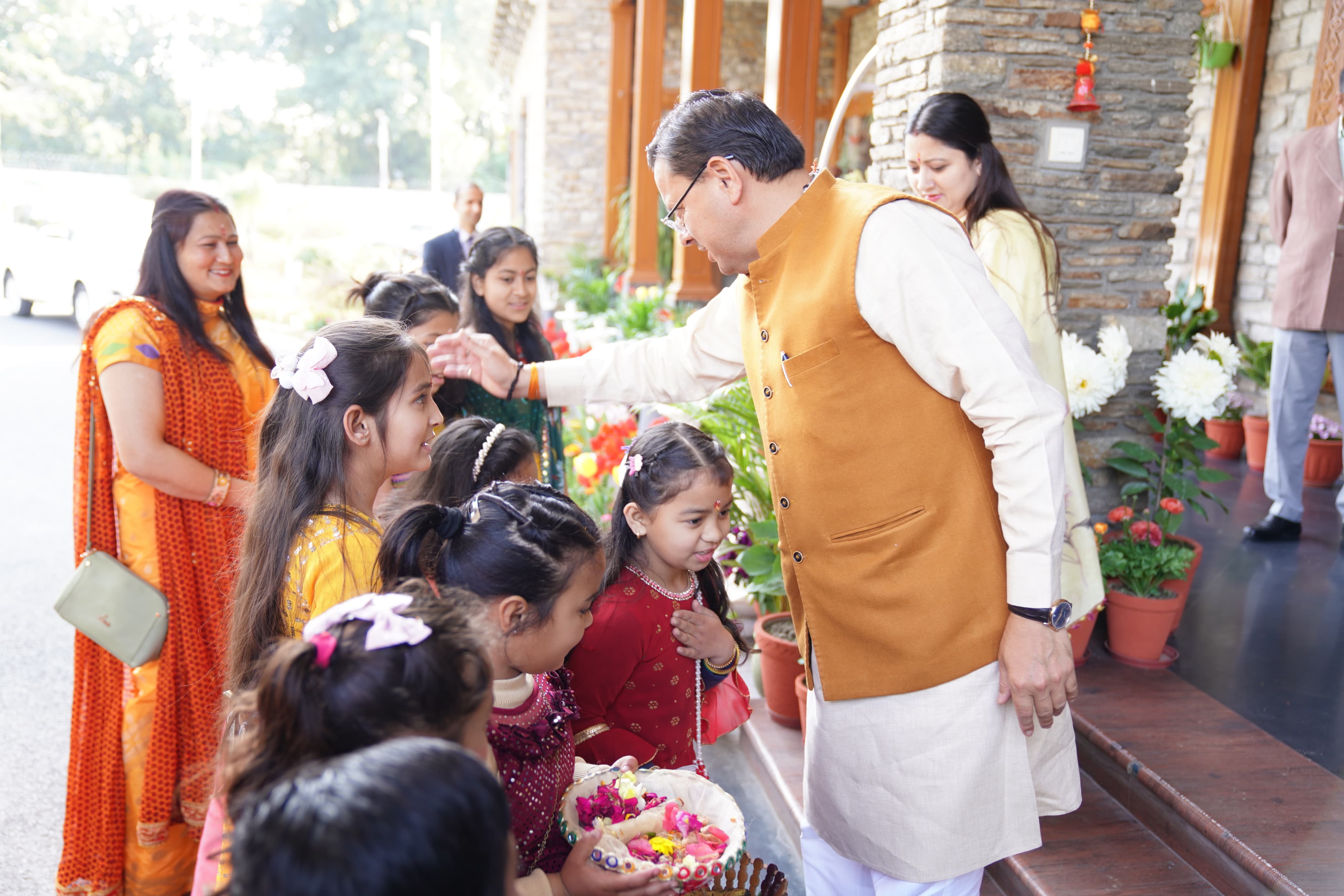 मुख्यमंत्री पुष्कर सिंह धामी मुख्यमंत्री आवास में बच्चों संग फूलदेई पर्व मनाते।