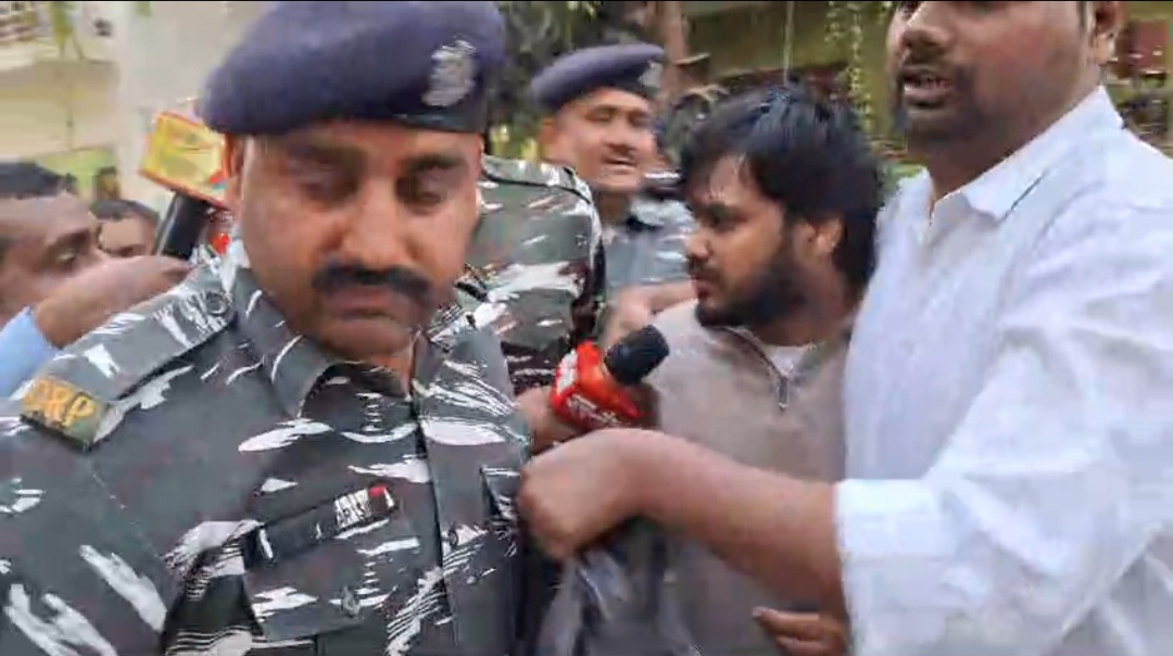 अनुराग प्रजापति को गिरफ्तार कर ले जाते हुए ईडी के अधिकारी और सीआरपीएफ के जवान।