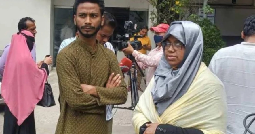 चटगांव (बांग्लादेश) के अग्रबाद क्षेत्र में एसआर शिपिंग कार्यालय में चिंतित परिवार के सदस्य। फोटो-इंटरनेट मीडिया