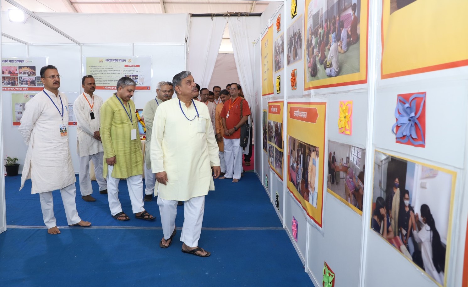 नागपुर मे प्रदर्शनी का अवलोकन करते हुए सरकार्यवाह होसबाले
