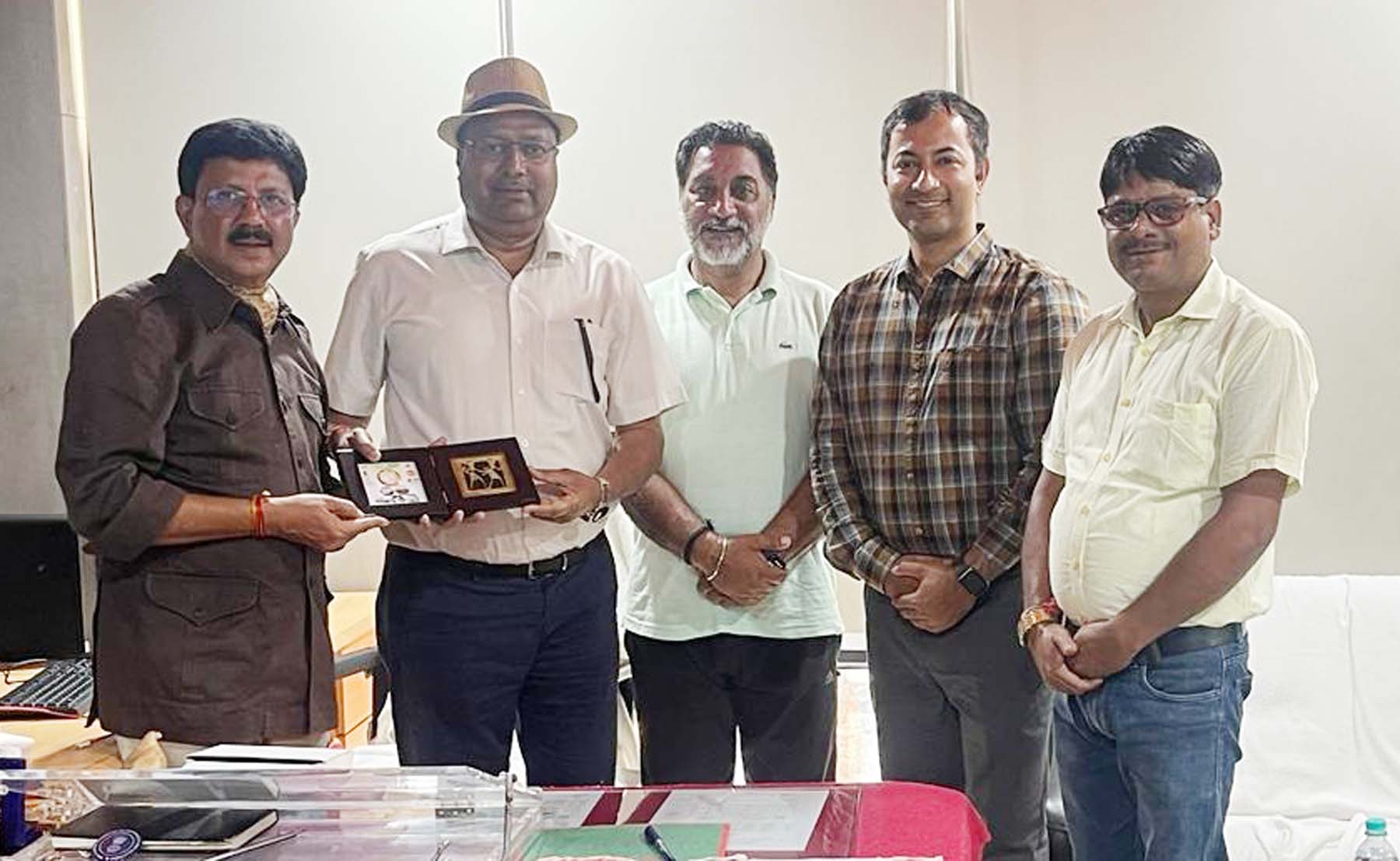 फोटो नंबर-03: पणजी गोवा में स्थित पर्यटन मंत्रालय भारत सरकार की मान्यता प्राप्त संस्थान नेशनल इंस्टिट्यूट ऑफ वाटर स्पोट्र्स के दौरे के दौरान गुरुग्राम विवि के कुलपति वहां के अधिकारियों के साथ। 