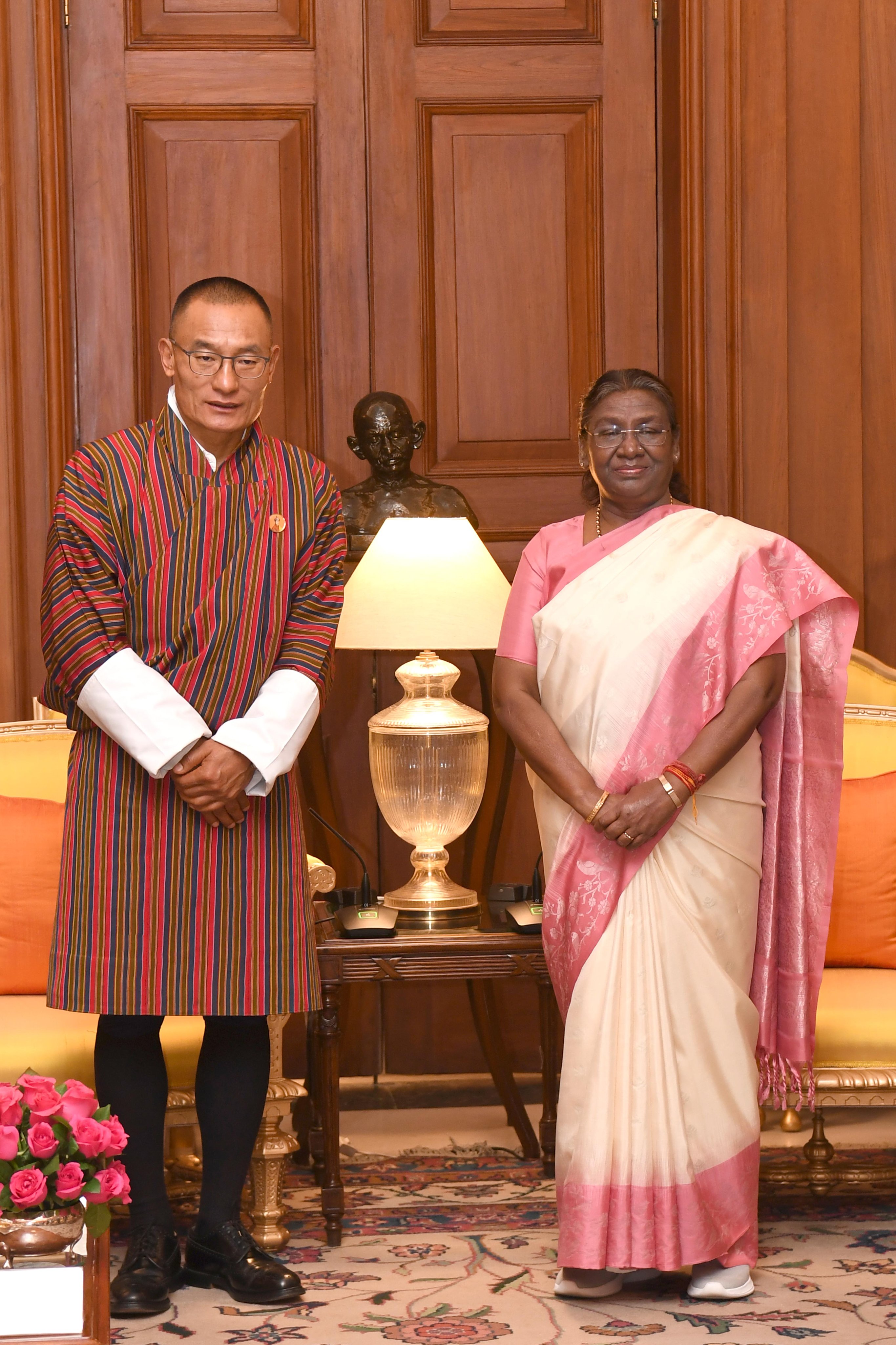 राष्ट्रपति मुर्मू के साथ भूटान के प्रधानमंत्री 
