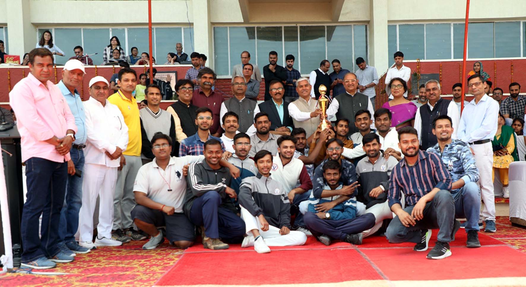एचएयू में आयोजित तीन दिवसीय 51वीं वार्षिक एथलेटिक मीट में विजेताओं के साथ कुलपति।