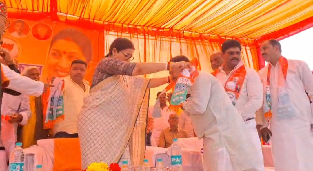 कांग्रेसी नेताओ द्वारा भाजपा ज्वाइन करने की तस्वीर।
