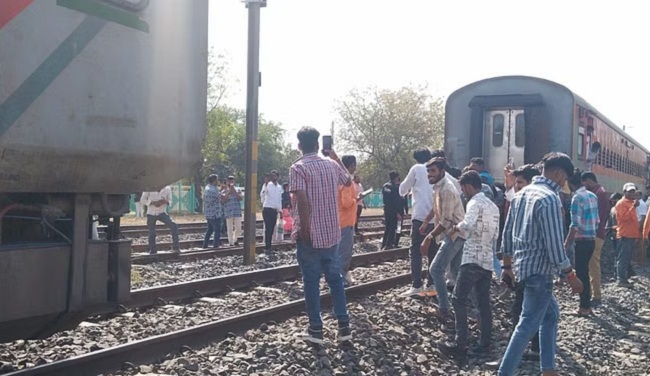 मप्रः मालवा एक्सप्रेस की कपलिंग टूटी, दो हिस्सों में बंटी ट्रेन