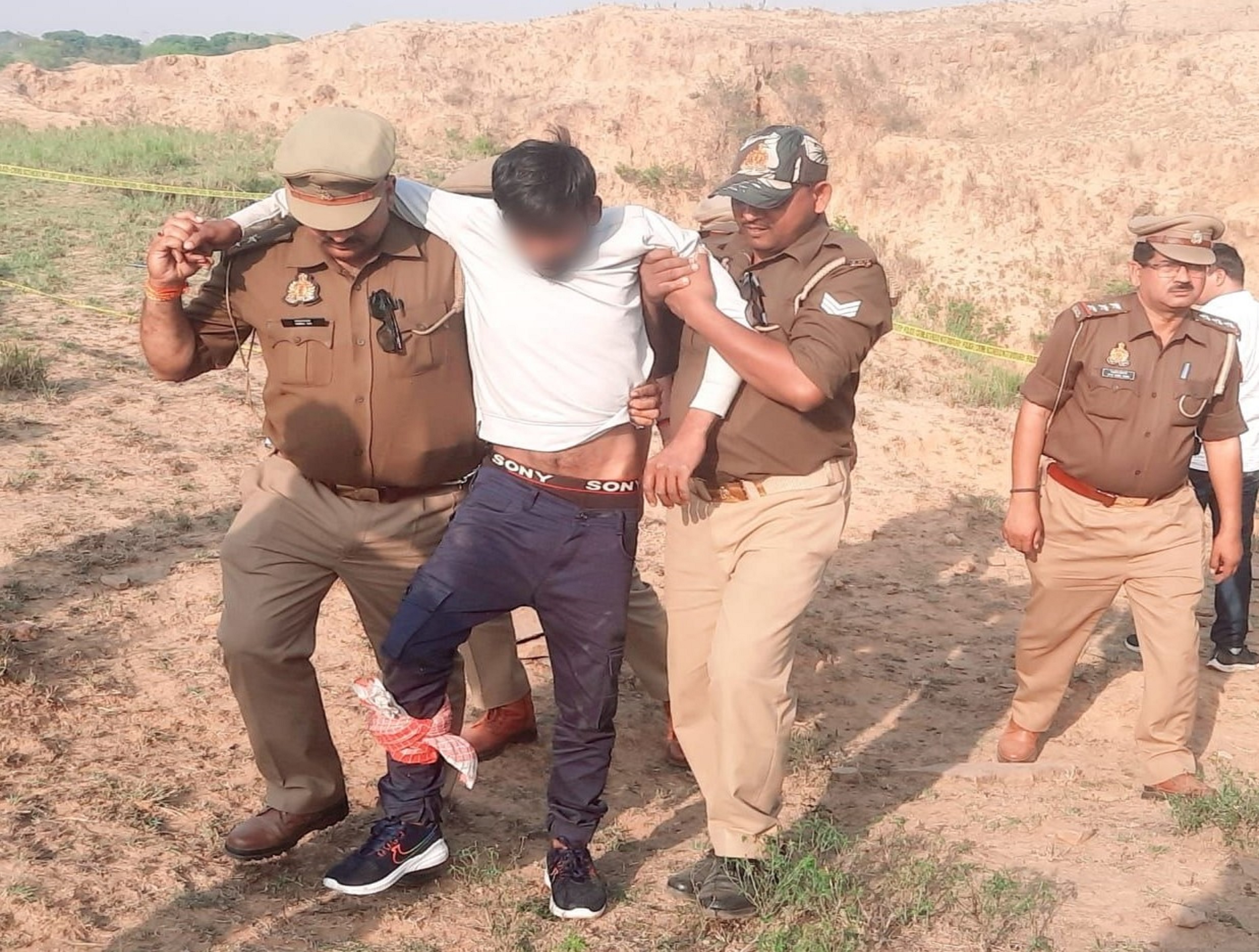 पुलिस मुठभेड़ में करनपुर पहाड़ी से प्रयागराज के दो लुटेरे गिरफ्तार, मीरजापुर में करते थे लूट 