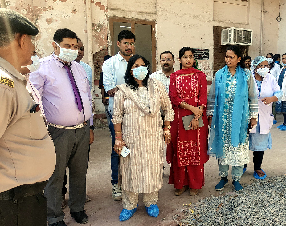 संभागीय आयुक्त वंदना सिंघवी ने किया औचक निरीक्षण, मरीज से दुर्व्यवहार या लापरवाही बरतने पर होगी सख्त कार्रवाई