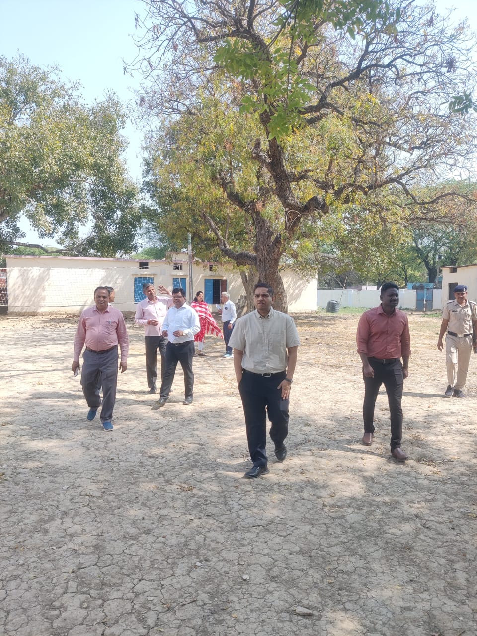 चंबल किनारे के गांव में स्थित सरकारी विद्यालय का भ्रमण करते जिलाधीश