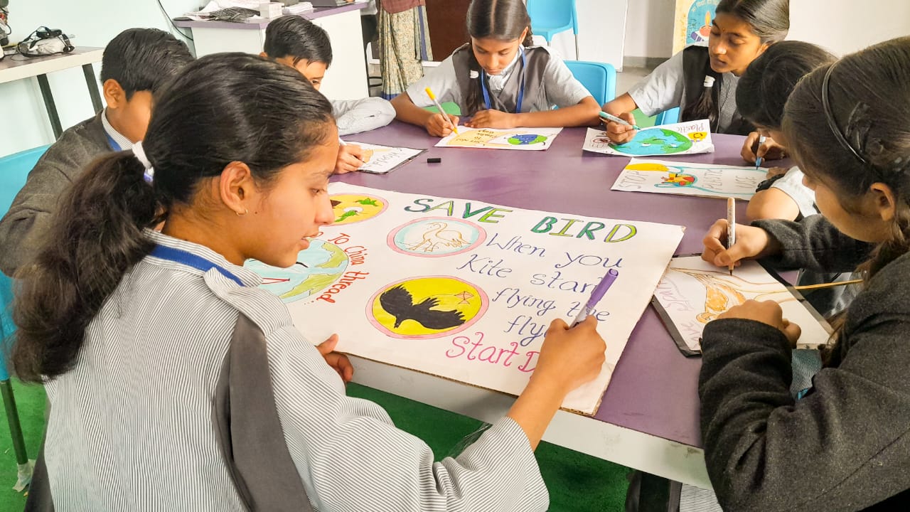 विश्व गौरैया दिवस पर बच्चों ने बनाए पोस्टर 