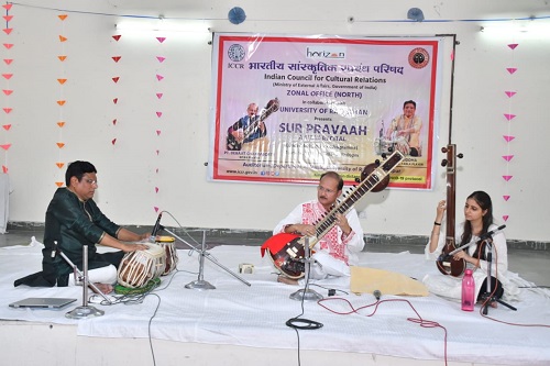 यूनिवर्सिटी में कोलकाता के सितार वादक पं. देबाजीत चक्रवर्ती और जयपुर के तबला वादक डॉ. विजय सिद्ध ने दी प्रस्तुति