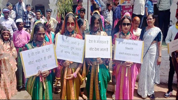 बड़वानीः पलसूद के भगौरिया हाट बाजार में दिया मतदाता जागरूकता का संदेश