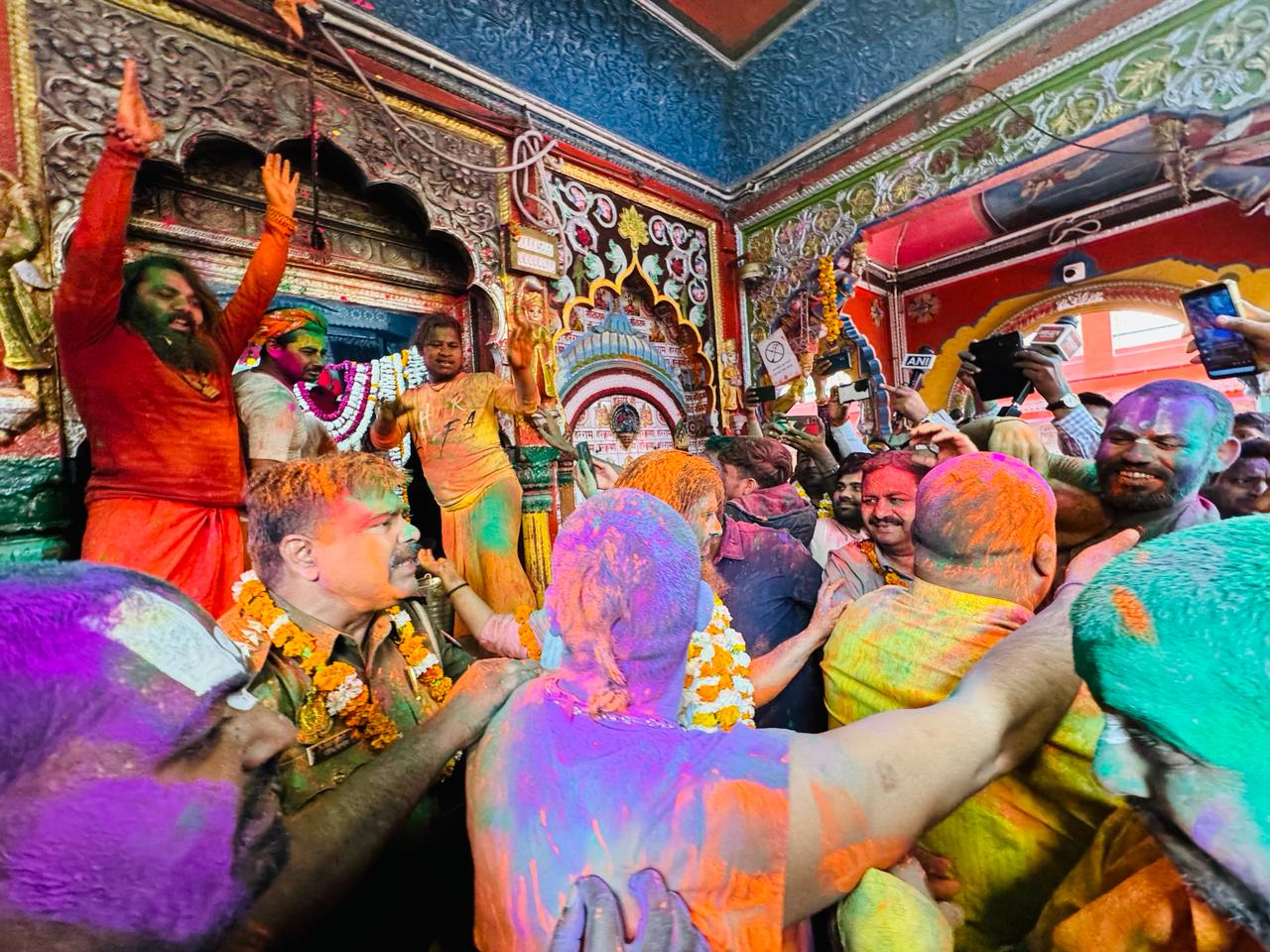 रंगभरी एकादशी : अयोध्या में साधु-संतों ने जमकर खेली होली

