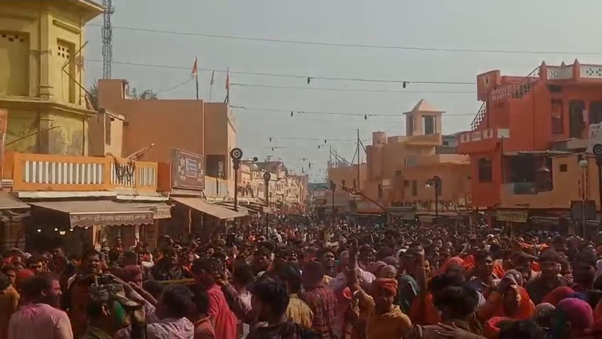 रंगभरी एकादशी : अयोध्या में साधु-संतों ने जमकर खेली होली

