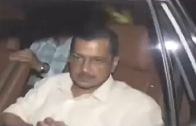 दिल्‍ली के मुख्‍यमंत्री अरविंद केजरीवाल का गिरफ्तारी के बादका फोटो 