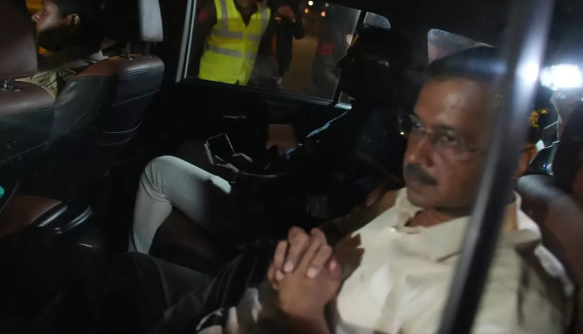अरविंद केजरीवाल को गिरफ्तार करके ईडी अधिकारी अपने मुख्यालय ले गए। यह फोटो रात का है। फोटो-इंटरनेट मीडिया 