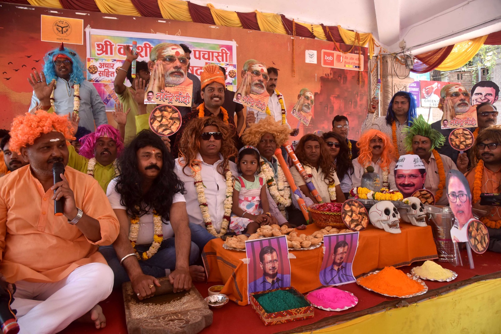 अस्सीघाट पर भगवान शिव को रंगाजंली अर्पित करते युवा:फोटो बच्चा गुप्ता 
