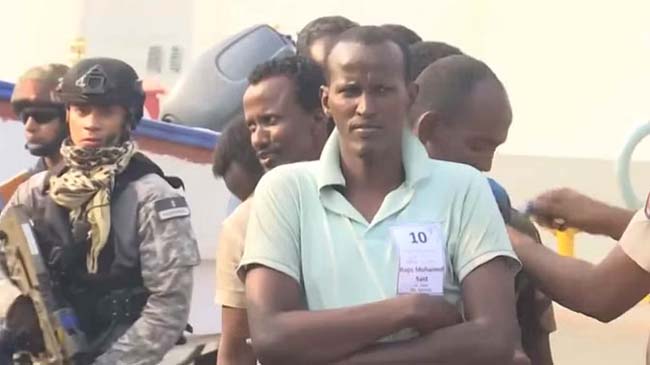 35 सोमालियाई समुद्री लुटेरों को लेकर मुंबई पहुंचा आईएनएस कोलकाता