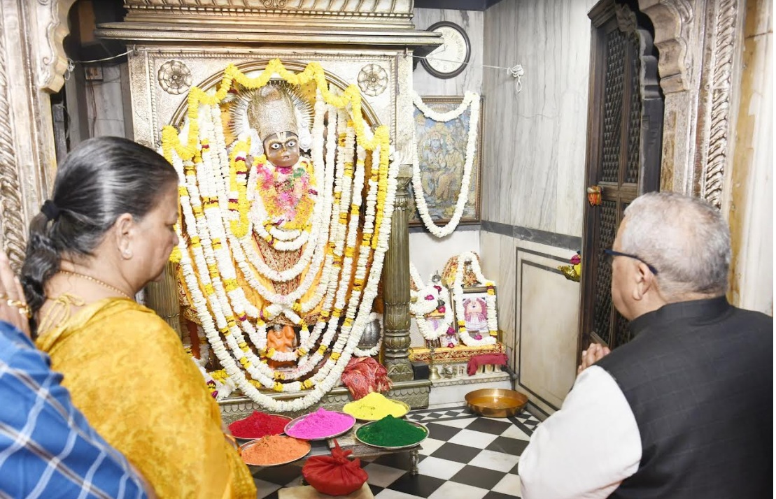 राज्यपाल ने काले हनुमानजी मंदिर में दर्शन कर पूजा-अर्चना की