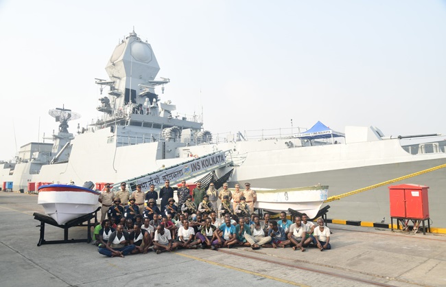 नौसेना ने मुंबई पुलिस को सौंपे समर्पण करने वाले 35 सोमालियाई समुद्री डाकू