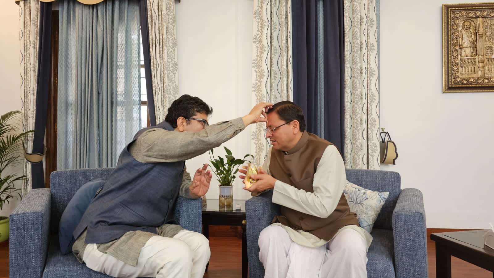 गीतकार  प्रसून जोशी  मुख्यमंत्री पुष्कर सिंह धामी से मुख्यमंत्री आवास में शिष्टाचार भेंट करते।