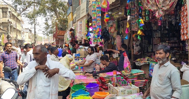 मुरैनाः होली पर बाजारों में खरीददारी करने के लिए लगी भीड़