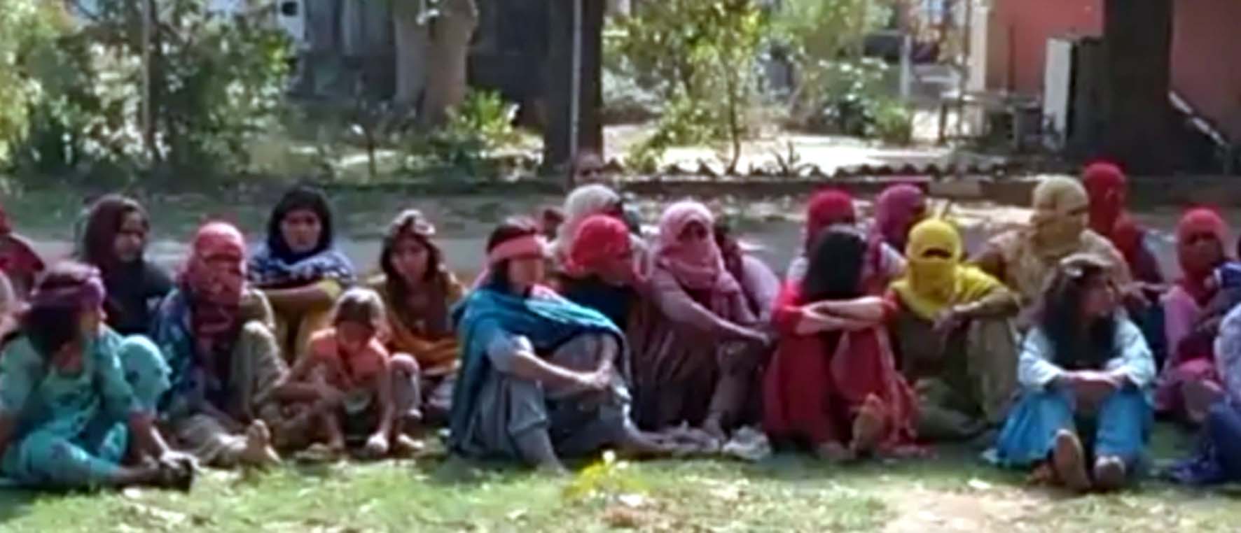 आरोपियों की गिरफ्तारी की मांग को लेकर भाटला पुलिस चौकी पहुंचे ग्रामीण व पुलिस चौकी के समक्ष धरने पर बैठी महिलाएं।