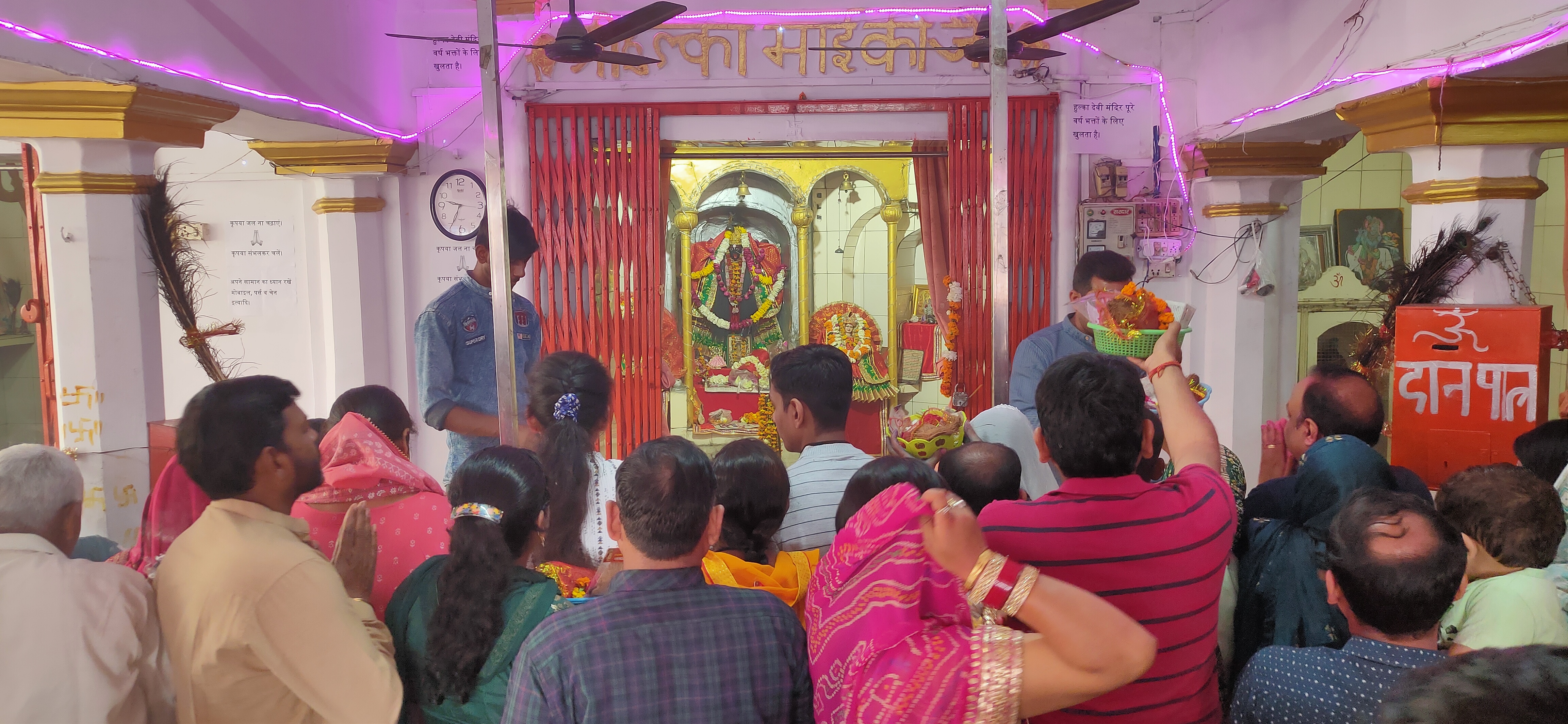 प्राचीन सिद्धपीठ शीतला देवी मंदिर में 14 दिवसीय बसौड़ा मेला शुरू, लगी भक्तों की कतारें