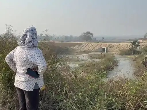The embankment of the canal broke, lakhs of liters of water