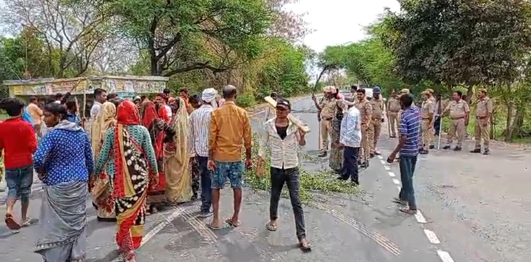 हत्या के बाद हंगामा करते आक्रोशित ग्रामीण, मनाती पुलिस