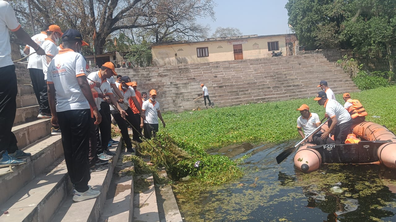 होली के दूसरे दिन एनडीआरएफ टीम का स्वच्छता अभियान:फोटो बच्चा गुप्ता