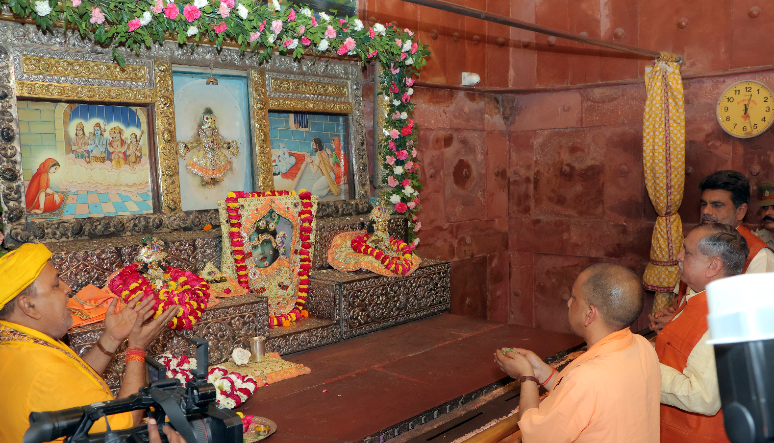 श्रीकृष्ण जन्मस्थान मंदिर के गर्भगृह के दर्शन के दौरान मुख्यमंत्री योगी आदित्यनाथ 