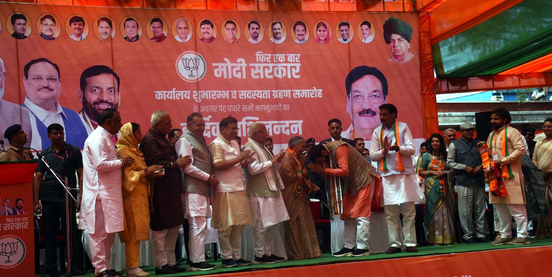 पार्टी में शामिल होने के बाद सावित्री जिंदल का अभिवादन करते मुख्यमंत्री नायब सिंह सैनी।