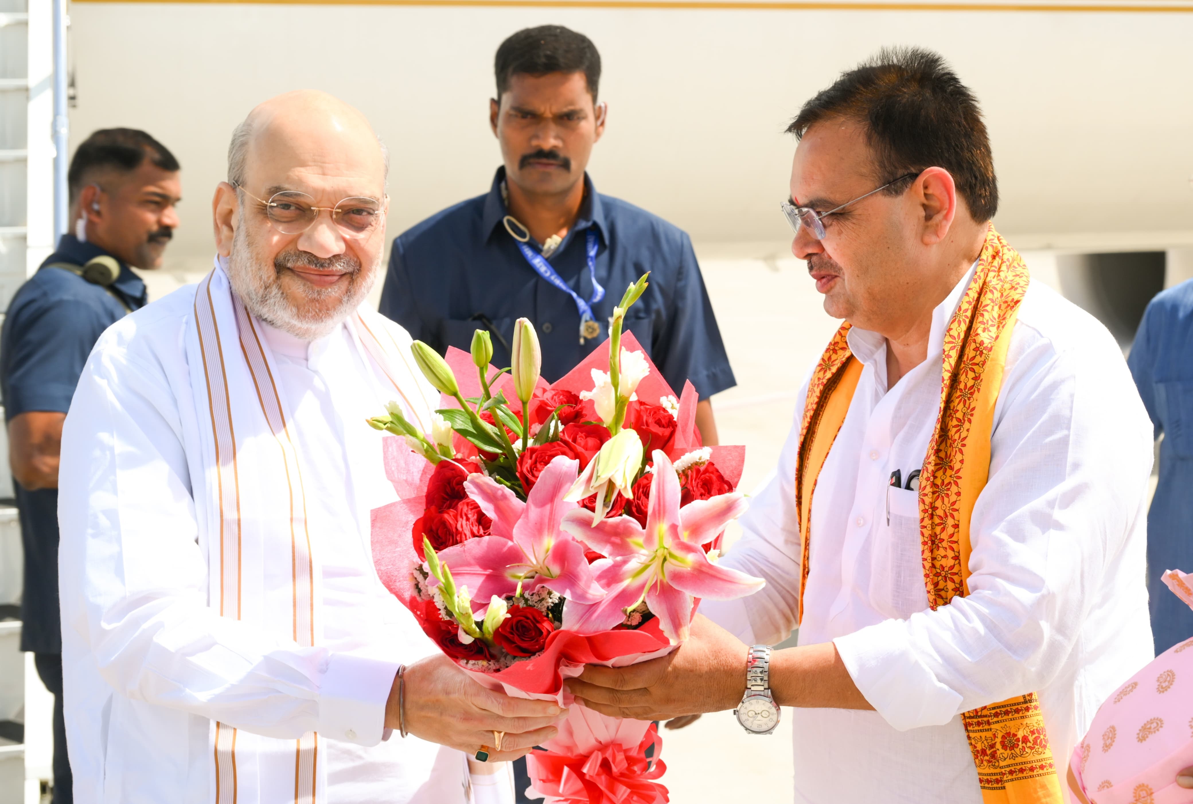 जयपुर एयरपोर्ट पर केंद्रीय गृहमंत्री अमित शाह का स्वागत करते मुख्यमंत्री भजनलाल शर्मा 
