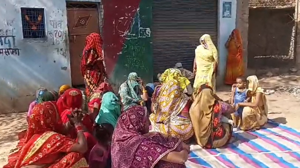 छतरपुर:महिलाओं ने दिया धरना , कहा- गांव के भीतर नहीं बिकने देंगे शराब