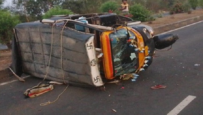 सागरः बेकाबू ट्रक की टक्कर से श्रद्धालुओं से भरा ऑटो पलटा, तीन की मौत, 14 घायल