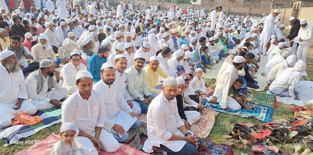 ईद पर्व नमाज अदा करते मुस्लिम धर्मावलंबी