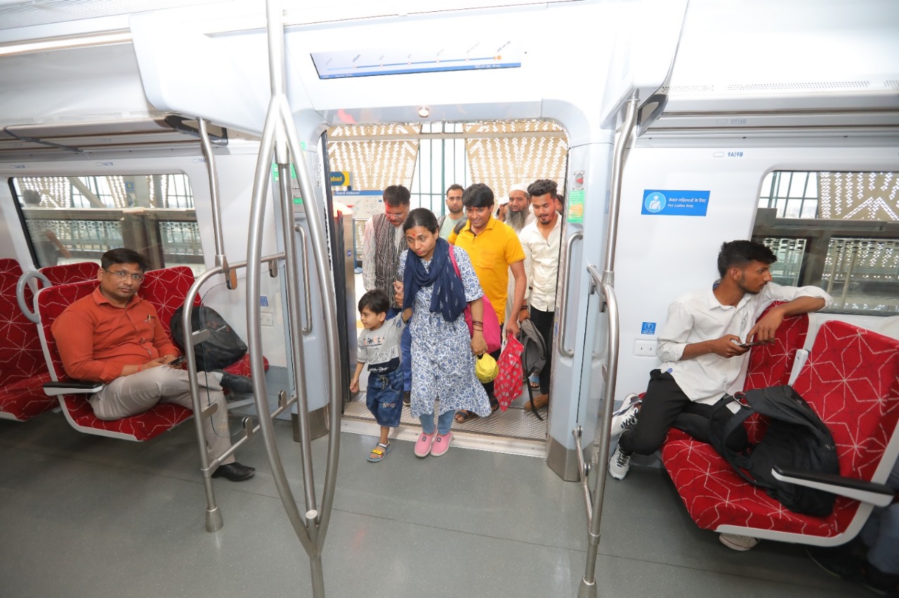 नमो भारत ट्रैन में सफर करते यात्री