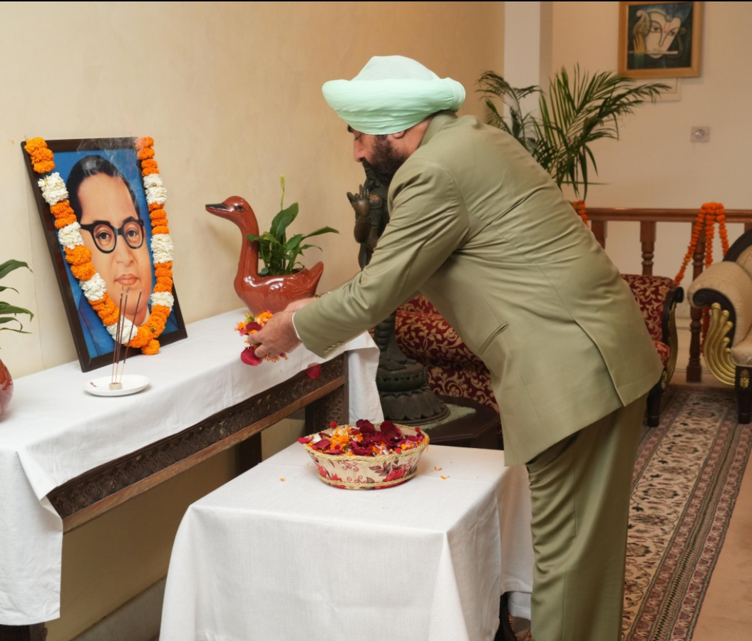राज्यपाल डॉ अम्बेडकर के चित्र पर पुष्क अर्पित कर नमन करते।