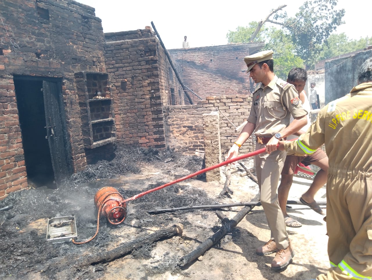 रामसनेहीघाट तहसील के गांव में आगजनी जानकारी पर पहुंचे मंत्री सतीश शर्मा