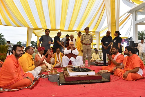 Governor Mishra participated in the completion of Panchkundiya Shri Lakshmi Narayan Mahayagya for public welfare.