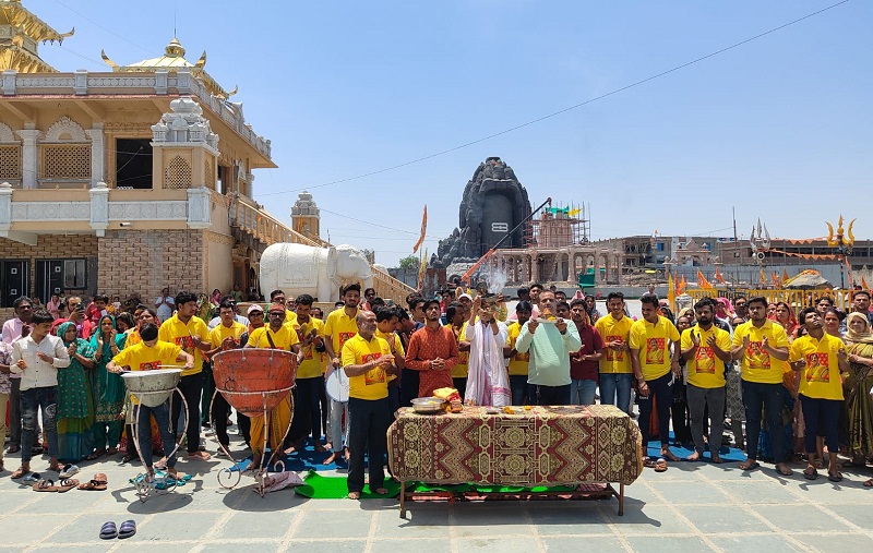 सीहोरः कुबेरेश्वरधाम पर मनाया गया भगवान श्रीराम का जन्मोत्सव, प्रदीप मिश्रा ने 501 कन्याओं के साथ की पूजा