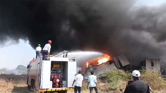 जलगांव में केमिकल कंपनी में आग लगने से अफरा तफरी, 4 लोगों के फंसे होने की आशंका