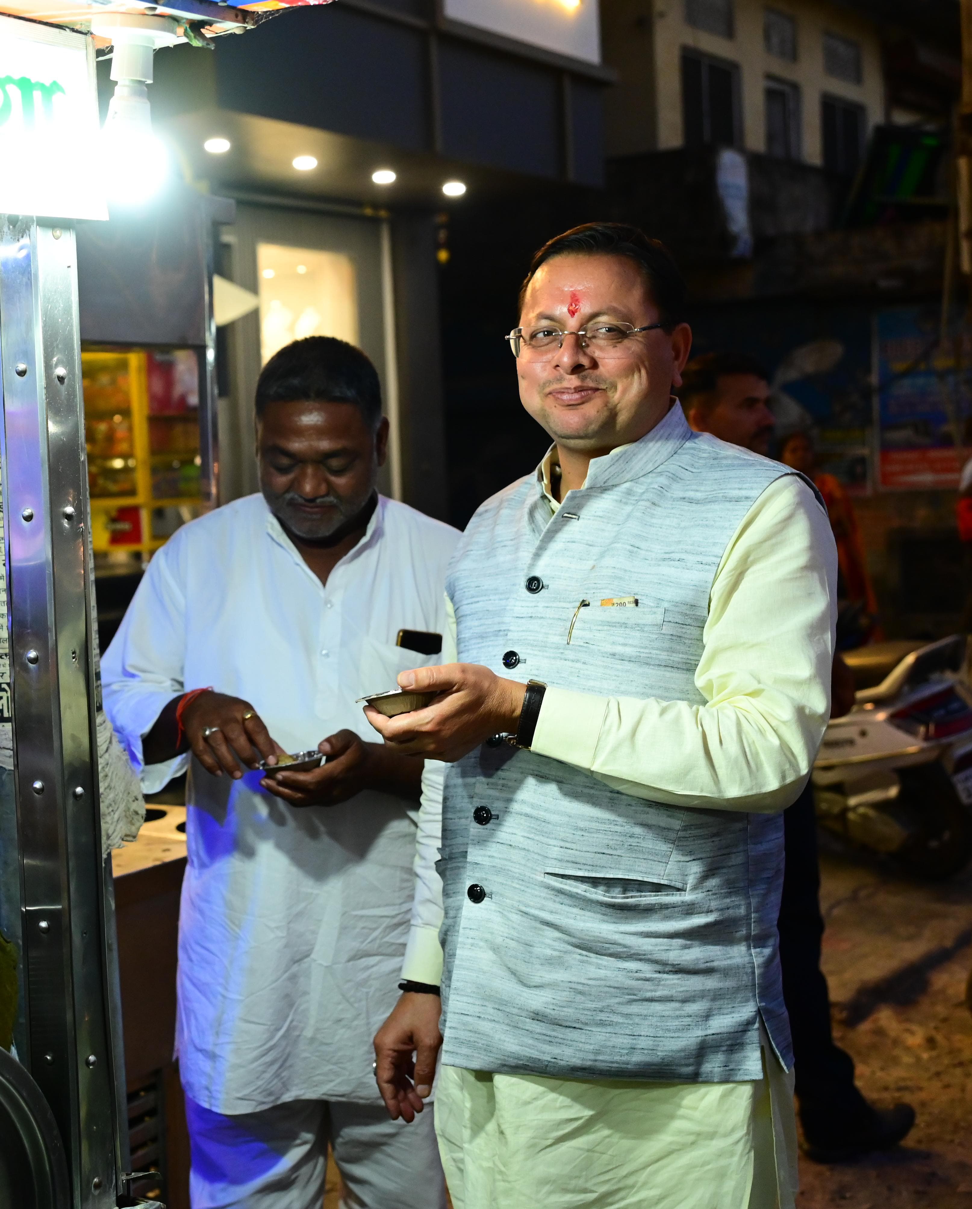मुख्यमंत्री धामी खटीमा बाजार में चाट का आनंद लेते हुए।
