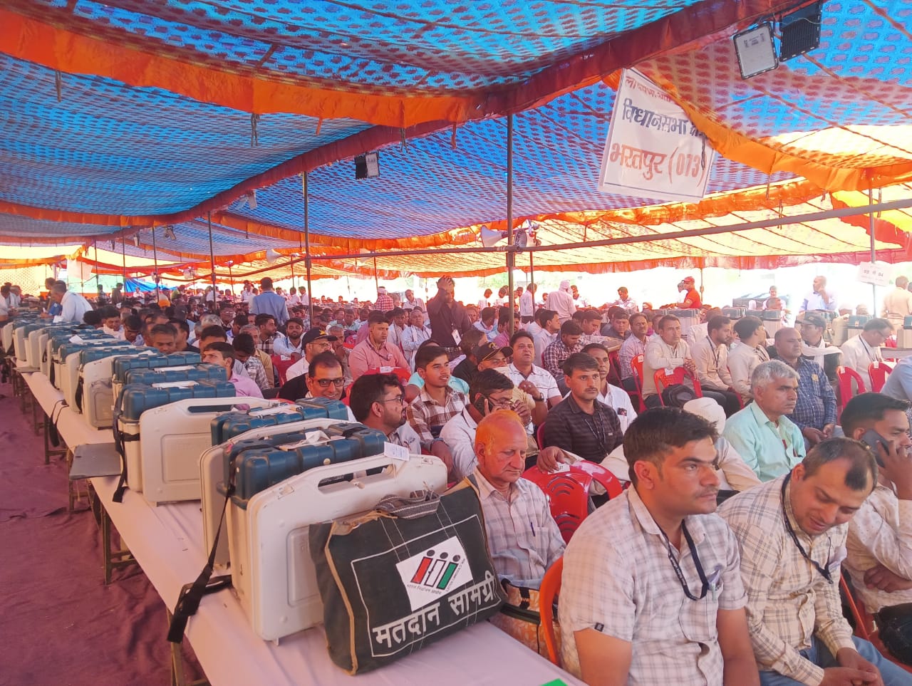भरतपुर, जयपुर और श्रीगंगानगर में मतदान पार्टियों की रवाना होने से पूर्व अंतिम तैयारियां