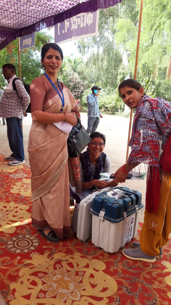 भरतपुर, जयपुर और श्रीगंगानगर में मतदान पार्टियों की रवाना होने से पूर्व अंतिम तैयारियां