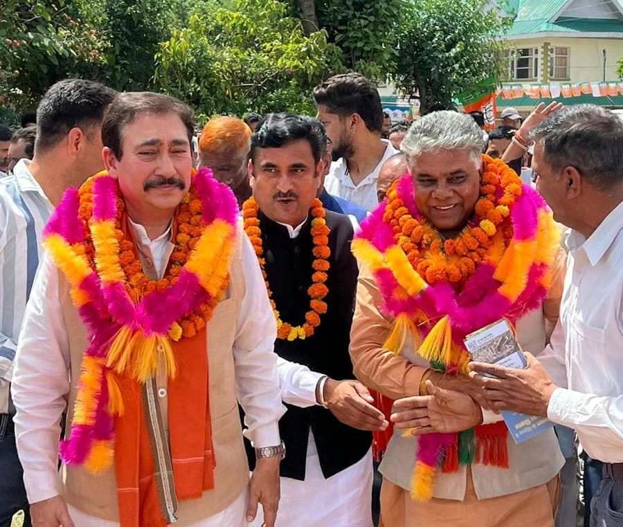 नूरपुर में चुनाव प्रचार के दौरान भाजपा प्रत्याशी और अन्य नेता।