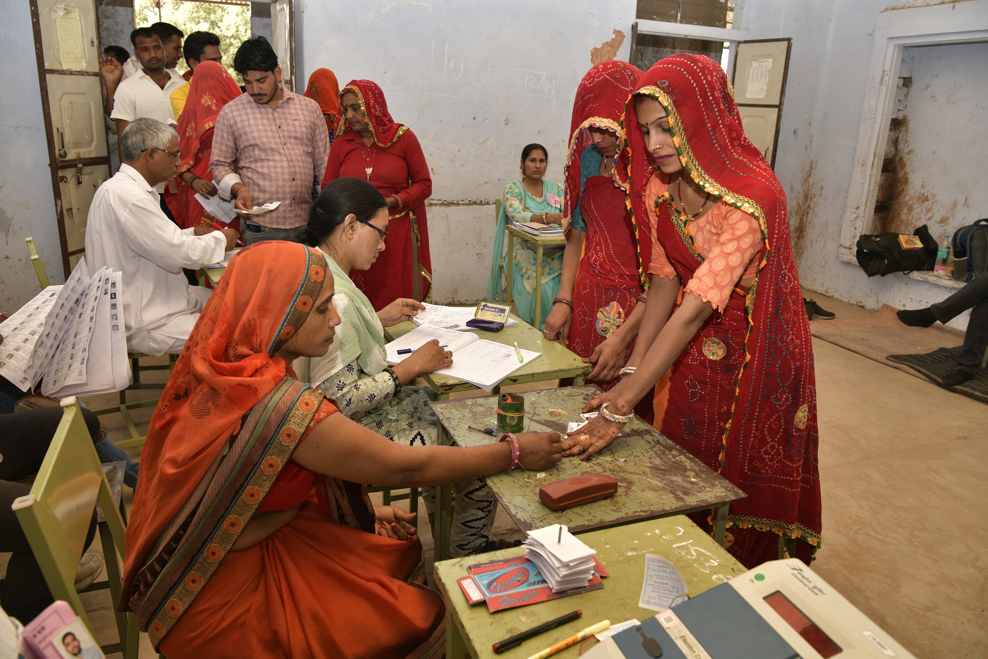 राजस्थान की बारह सीटों पर लगभग 58 प्रतिशत मतदान