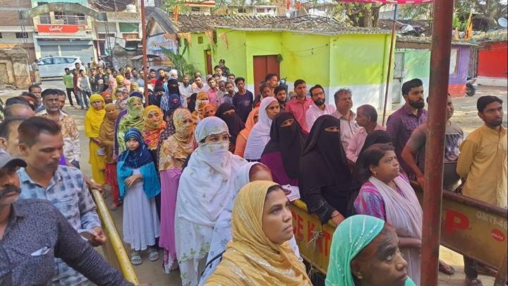 लोकसभा चुनावः जबलपुर में मतदान दलों की वापसी पर पुष्पहारों से किया गया स्वागत